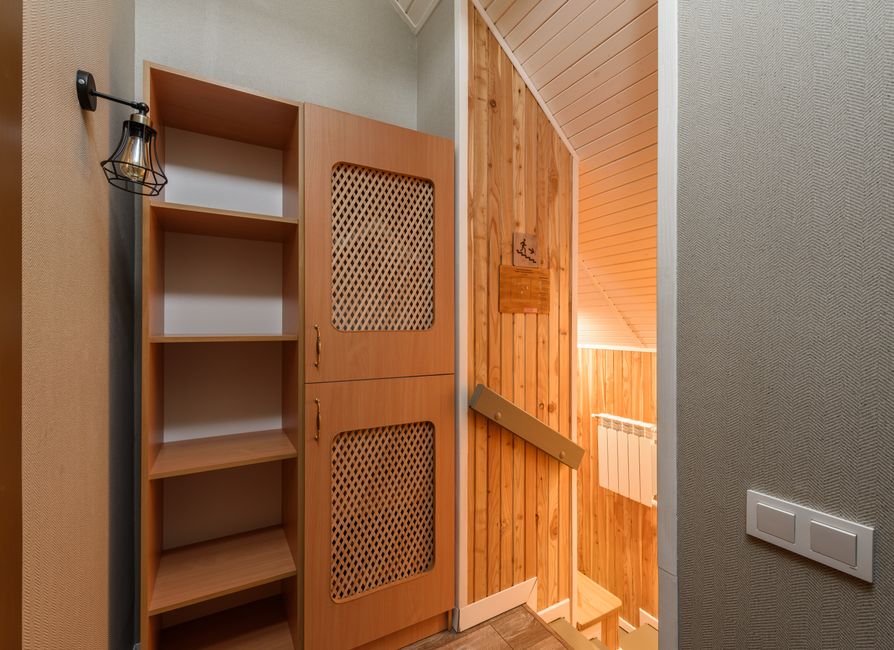 Šatník pod schodmi